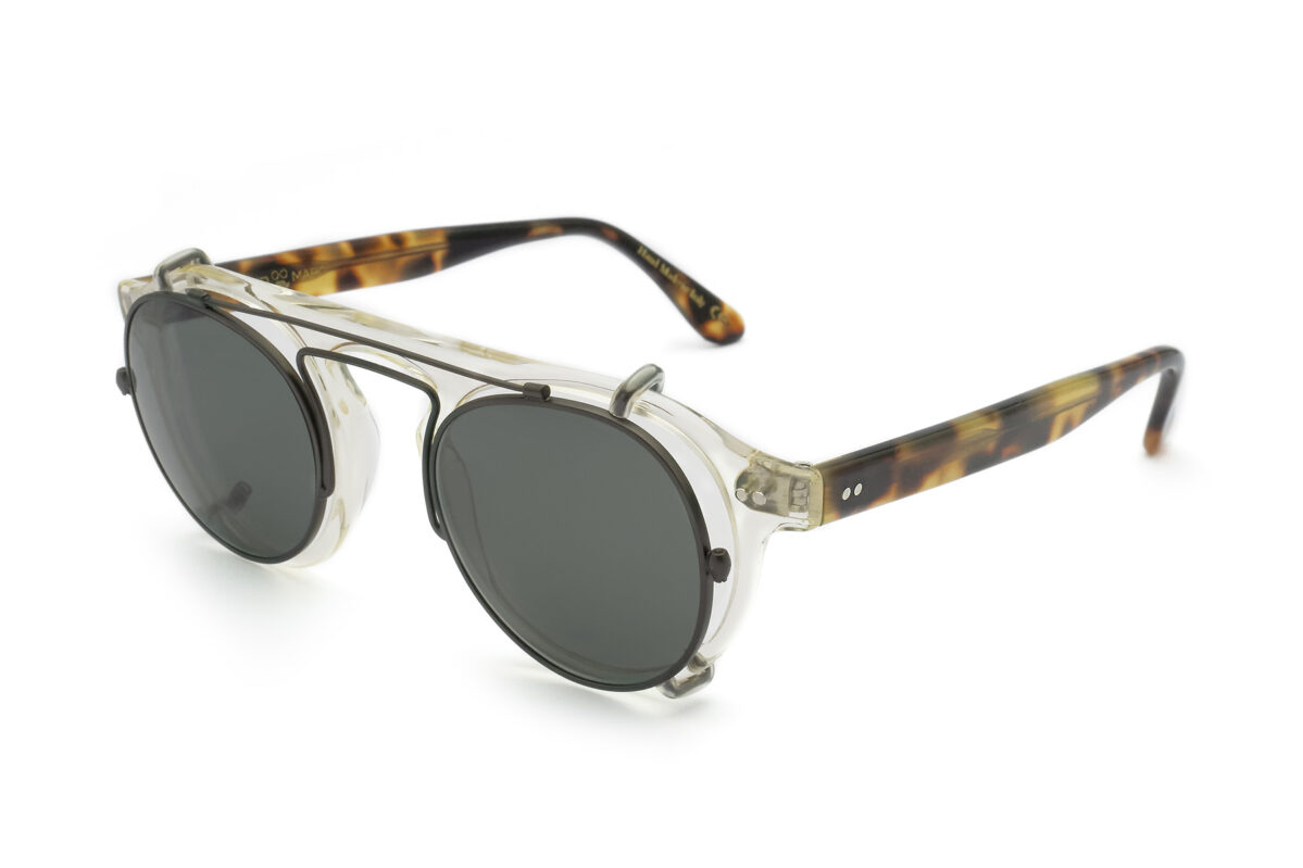 Arthur sun clip, progettata per essere abbinata con stile all'occhiale Arthur, è l'accessorio imprescindibile per chi ha uno stile trendy e versatile.