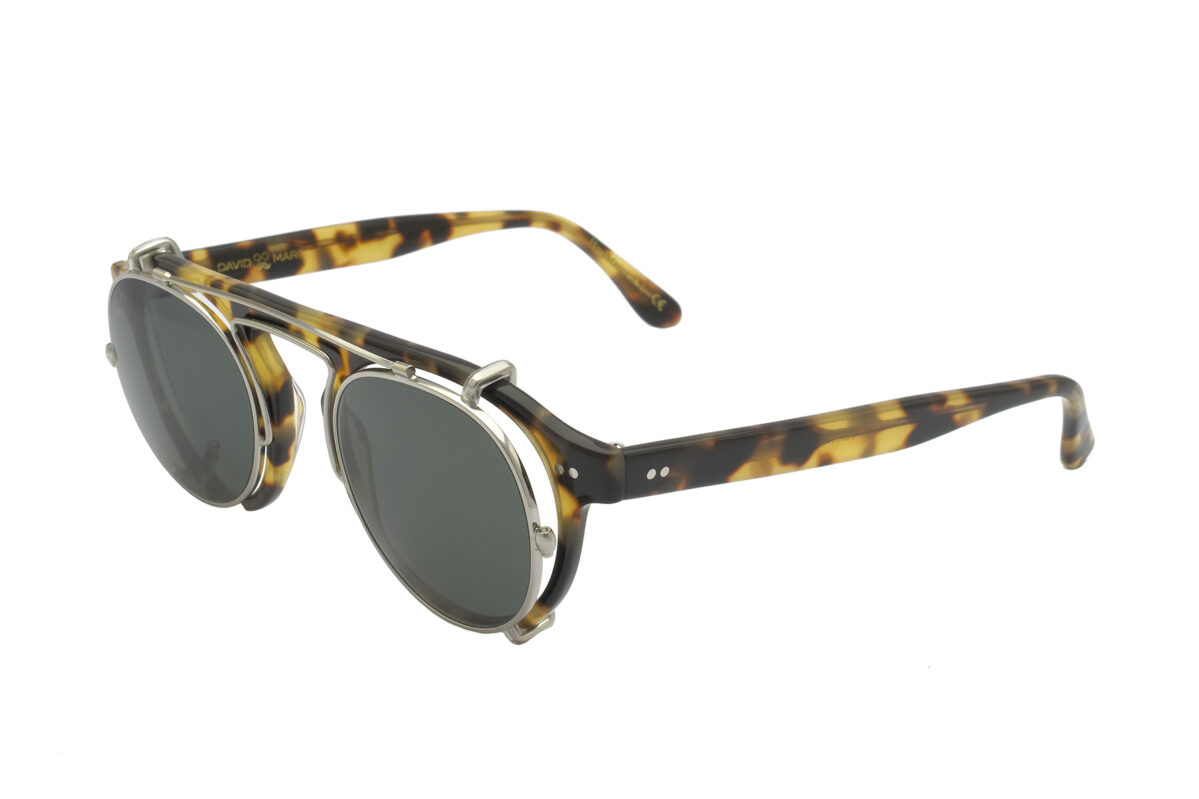 Arthur sun clip, progettata per essere abbinata con stile all'occhiale Arthur, è l'accessorio imprescindibile per chi ha uno stile trendy e versatile.