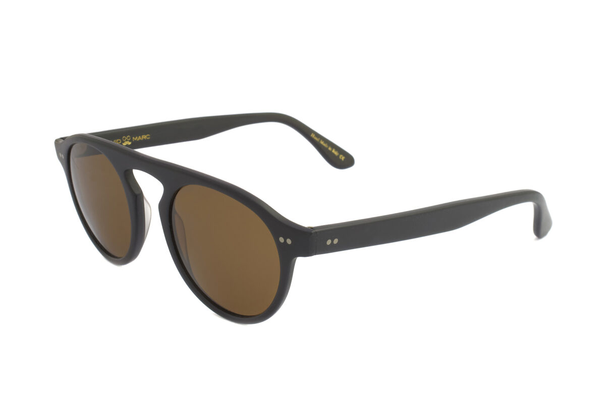 Arthur, gli occhiali da sole ovali con ponte dritto a forma di serratura in acetato sono frutto di una raffinata lavorazione artigianale Made in Italy.