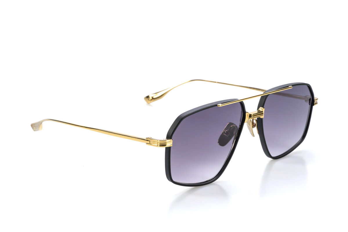 Big Daddy, gli occhiali da sole in titanio nero satinato, dalla forma squadrata con abbellitori in oro rosé e oro, incarnano lo stile degli anni '80.