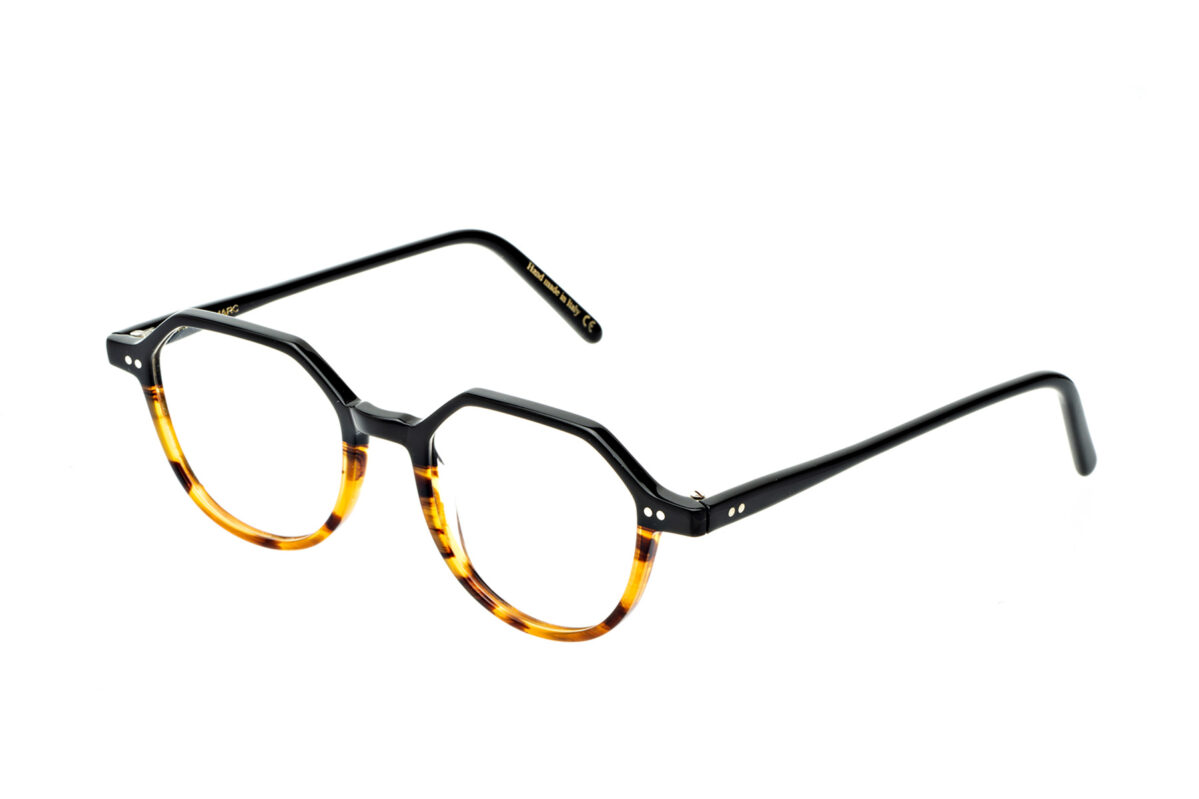 Carlo, questi occhiali hanno una varietà di colori disponibili permettendo di personalizzare gli occhiali secondo il proprio stile e le tendenze del momento