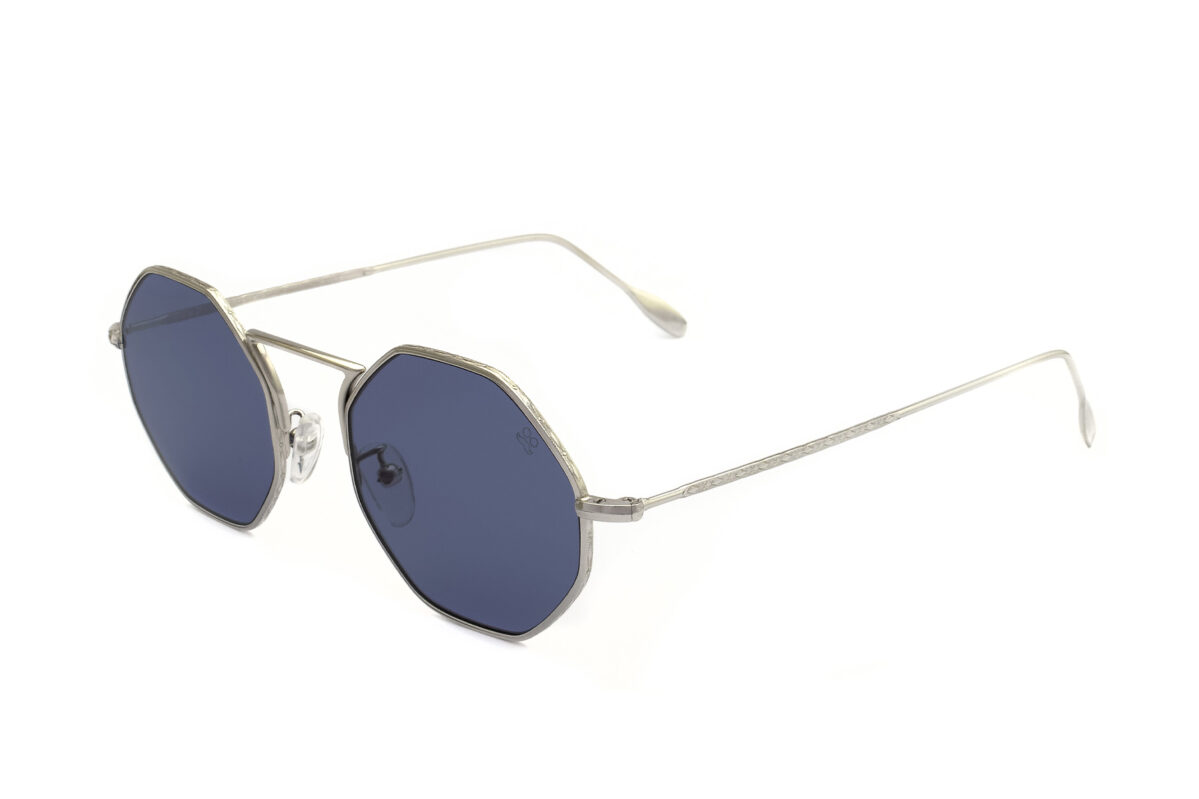 Eight, gli occhiali da sole ottagonali con montatura in metallo dai vari colori e aste decorate con incisioni sono l'ultimo grido della moda