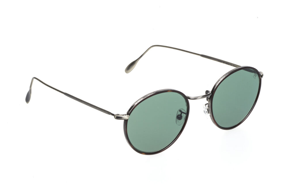 G004 è un occhiale da vista di David Marc con montatura rotonda dallo stile intramontabile ispirato spesso agli anni ’60 e ’70. 100% Made in Italy