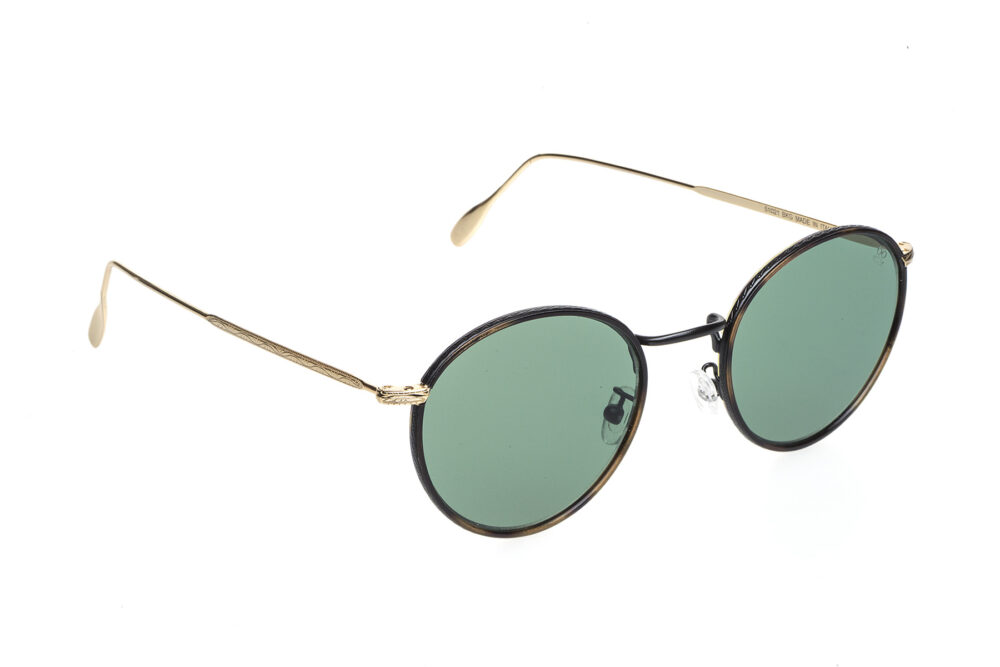 G004 è un occhiale da vista di David Marc con montatura rotonda dallo stile intramontabile ispirato spesso agli anni ’60 e ’70. 100% Made in Italy
