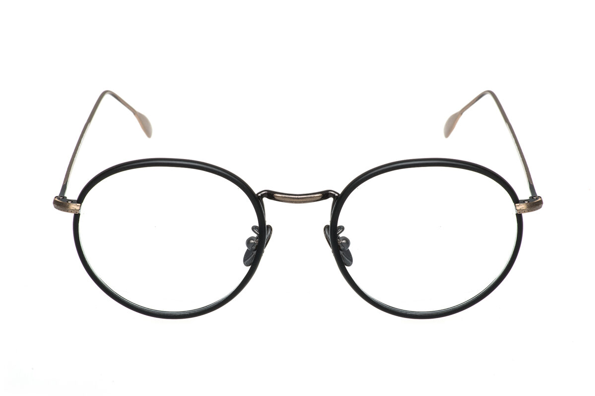 G006 di David Marc è un occhiale con montatura rotonda dall'eleganza senza tempo, un ponte tra il passato e il presente che continua a conquistare gli amanti dello stile
