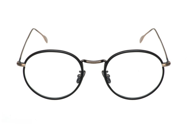 G006 di David Marc è un occhiale con montatura rotonda dall'eleganza senza tempo, un ponte tra il passato e il presente che continua a conquistare gli amanti dello stile