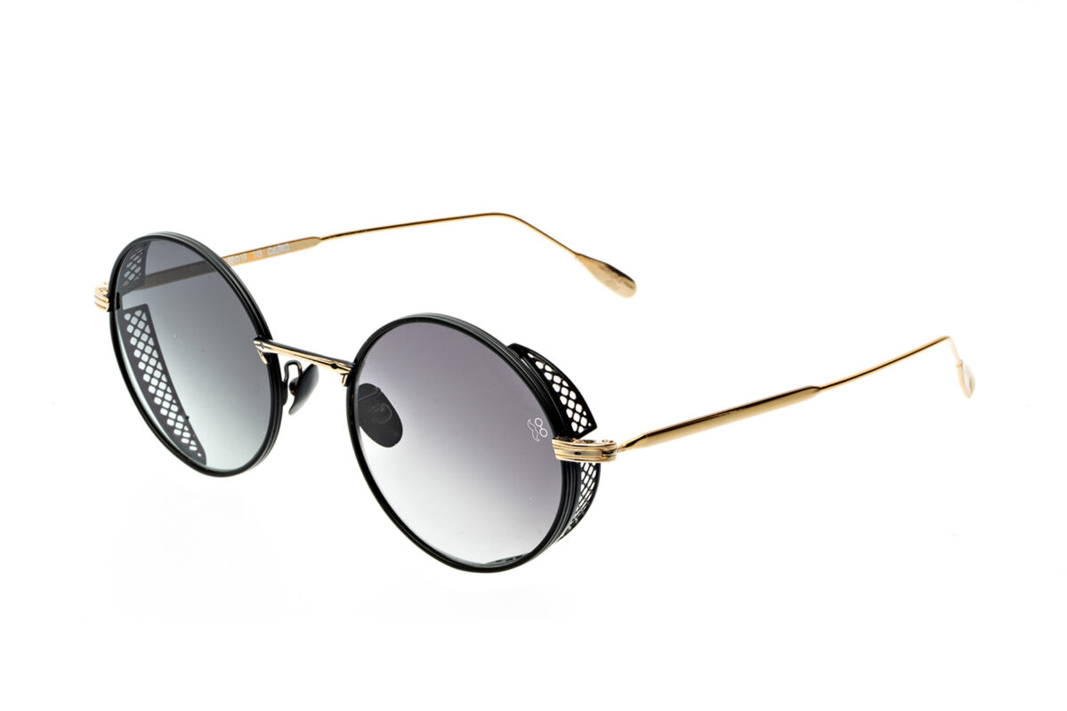 G012 è l'evoluzione in chiave moderna dei nostri occhiali da sole tondi. Rappresenta la versione unica e audace degli occhiali da sole classici.