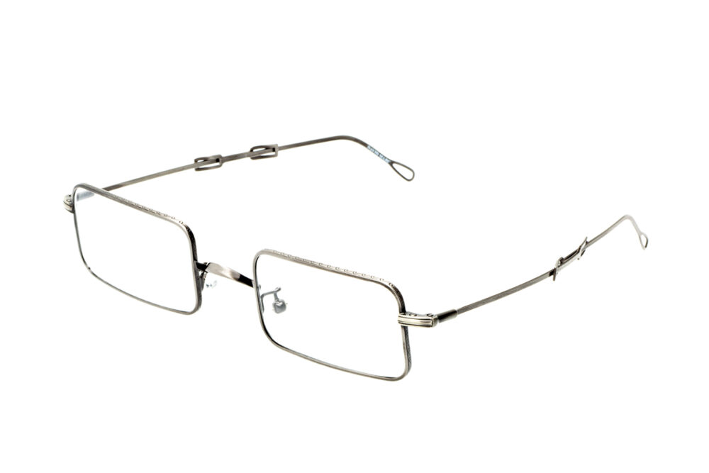 G015 di David Marc è il modello di occhiali da vista rettangolare, un classico che offre un look sobrio e versatile dal design pulito e lineare