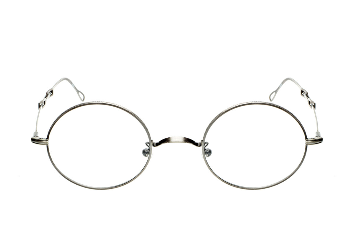 G016 di David Marc è un occhiale da vista tondo con montatura in metallo impreziosita da dettagli decorativi, una scelta di stile elegante e raffinato