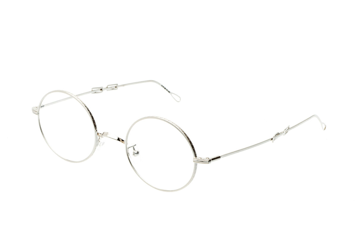 G016 di David Marc è un occhiale da vista tondo con montatura in metallo impreziosita da dettagli decorativi, una scelta di stile elegante e raffinato