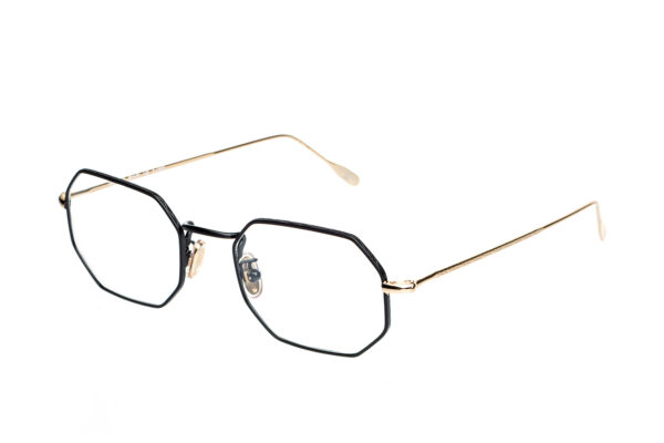 G017 di David Marc è un occhiale da vista dalla forma ottagonale dall'aspetto unico e affascinante, che può evocare sia uno stile retrò che moderno