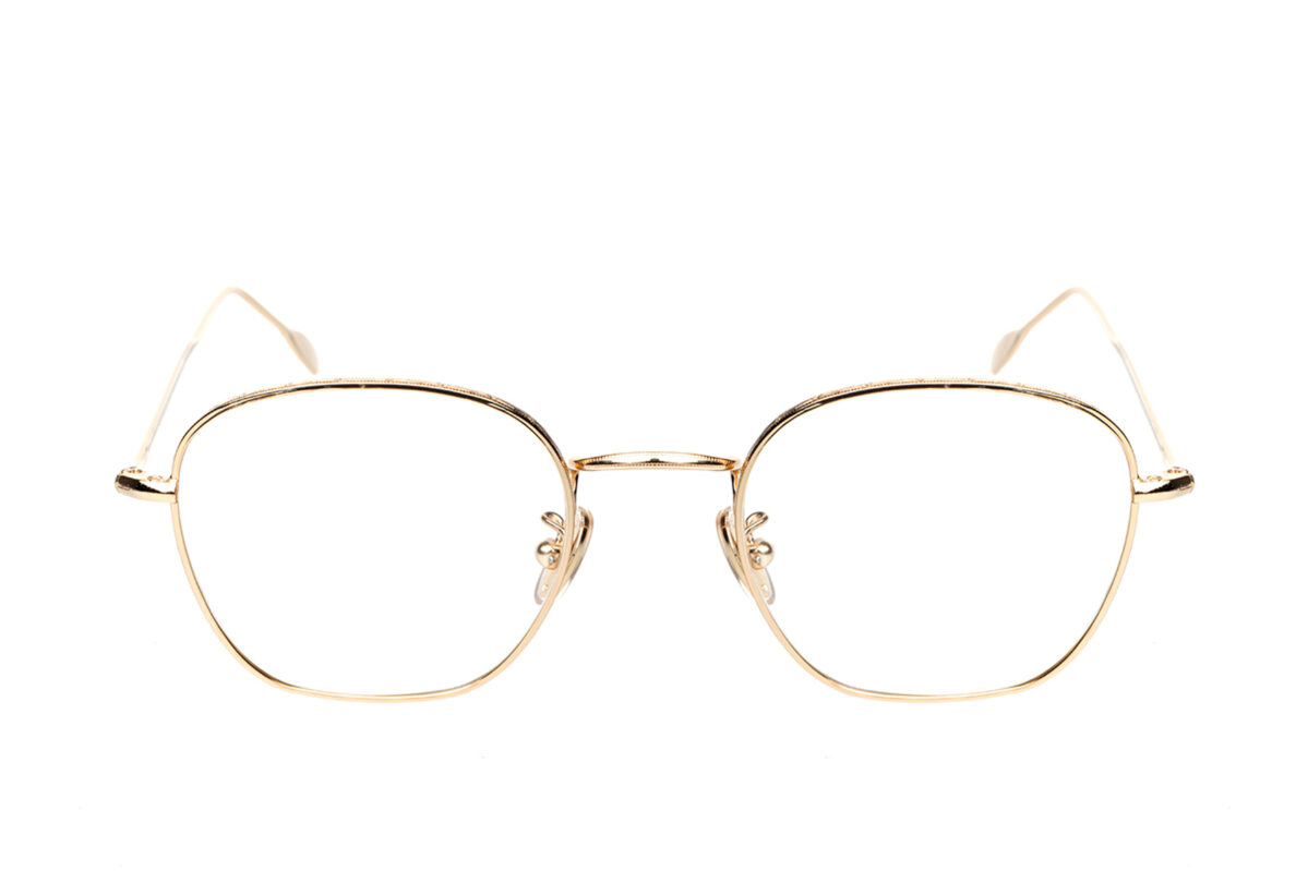 G018 di David Marc è un modello di occhiale da vista dalla forma squadrata, una valida e affascinate alternativa alle montature classiche.