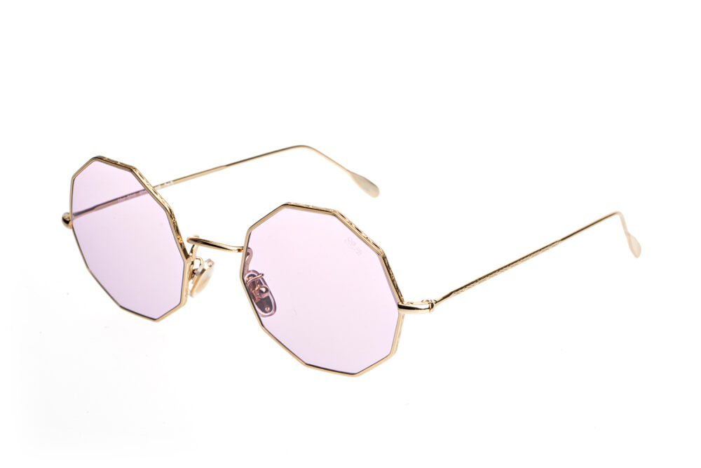 G019 con lenti Photochromic è un modello in cui la montatura realizzata con cura, garantisce una vestibilità impeccabile e un comfort duraturo.