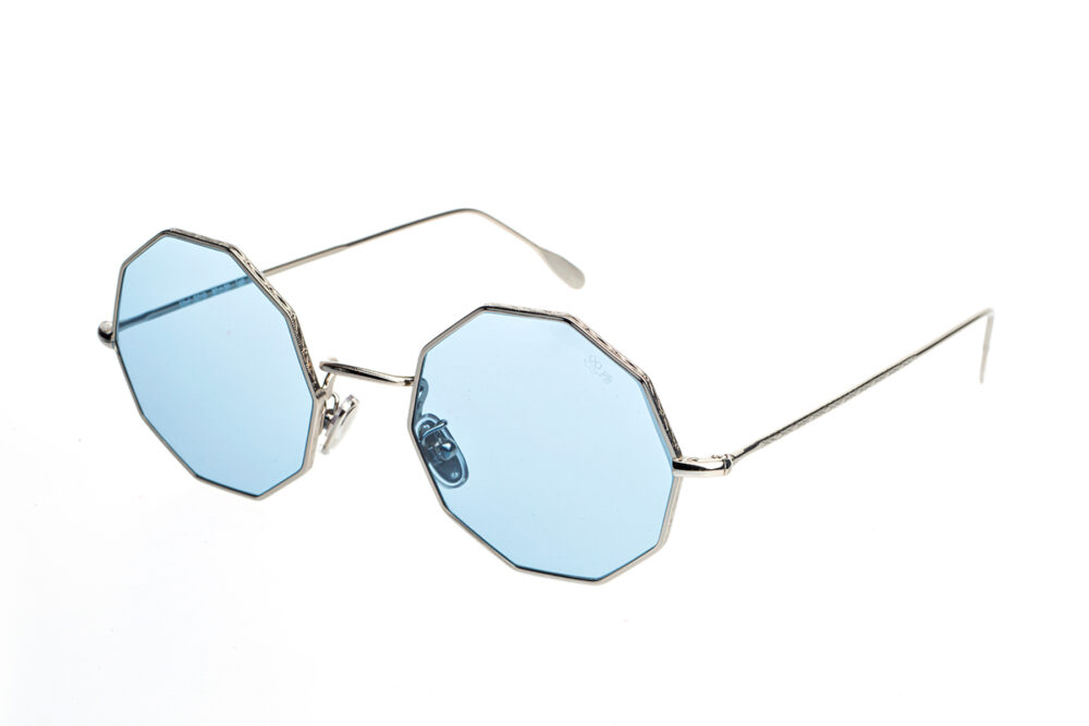 G019 con lenti Photochromic è un modello in cui la montatura realizzata con cura, garantisce una vestibilità impeccabile e un comfort duraturo.