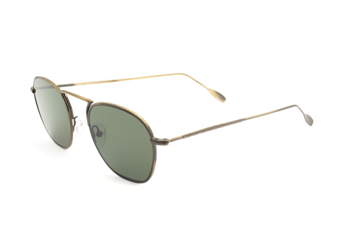 Hackman sono degli occhiali da sole dalla forma squadrata con lenti a vista glasant, caratterizzati da linee essenziali e una montatura in metallo.