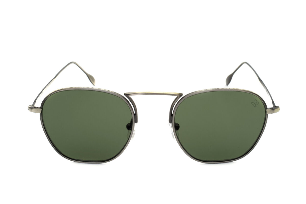 Hackman sono degli occhiali da sole dalla forma squadrata con lenti a vista glasant, caratterizzati da linee essenziali e una montatura in metallo.