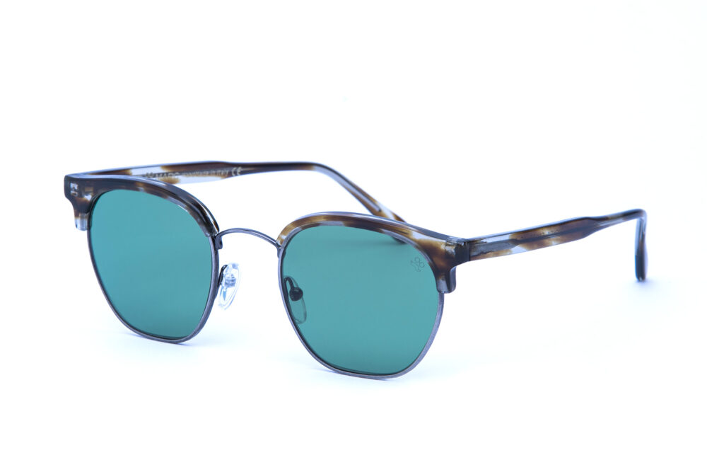 Henry è un modello di occhiali da sole squadrato in acetato colorato rappresentano un accessorio fashion per chi cerca un tocco di audacia e stile unico