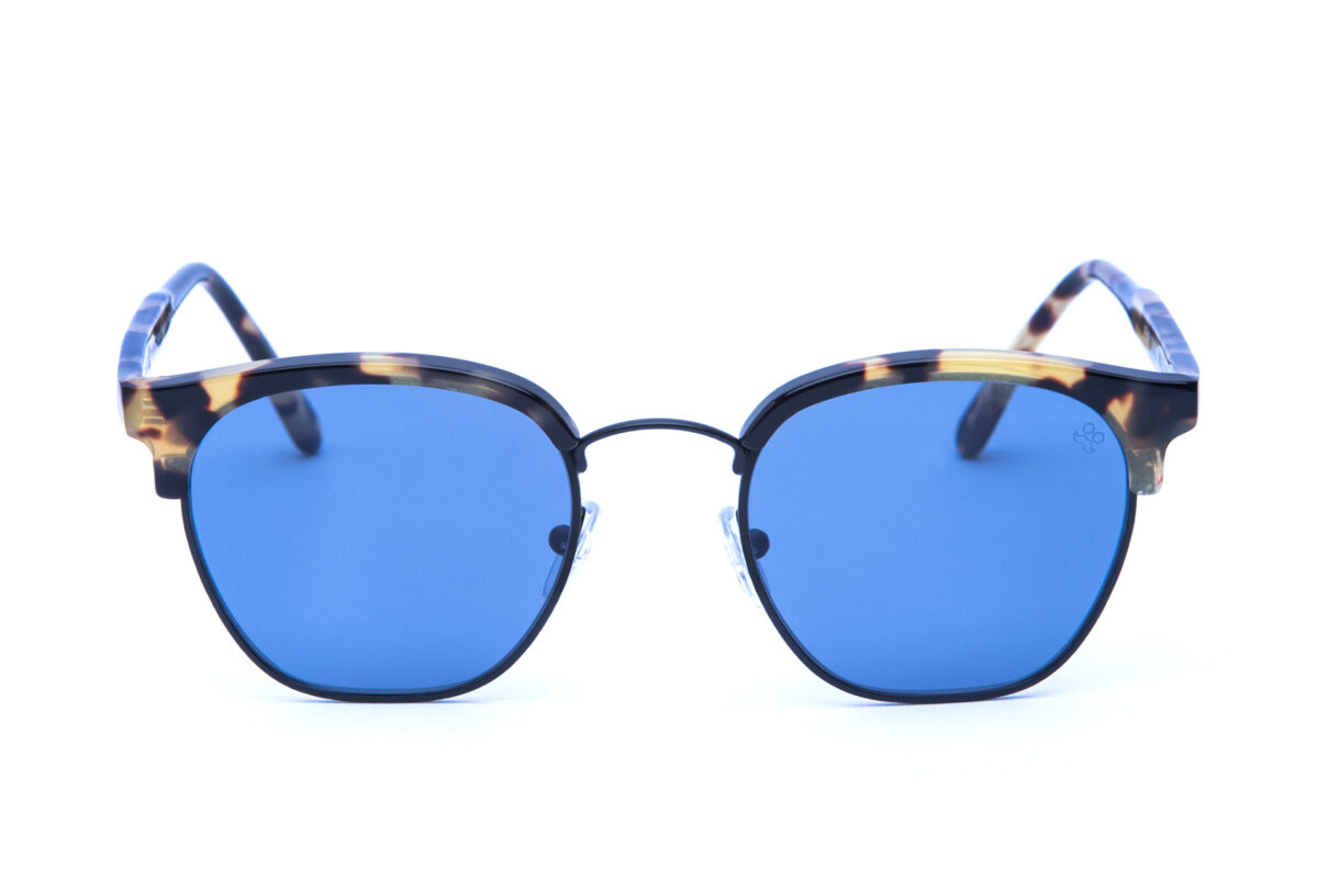 Henry è un modello di occhiali da sole squadrato in acetato colorato rappresentano un accessorio fashion per chi cerca un tocco di audacia e stile unico
