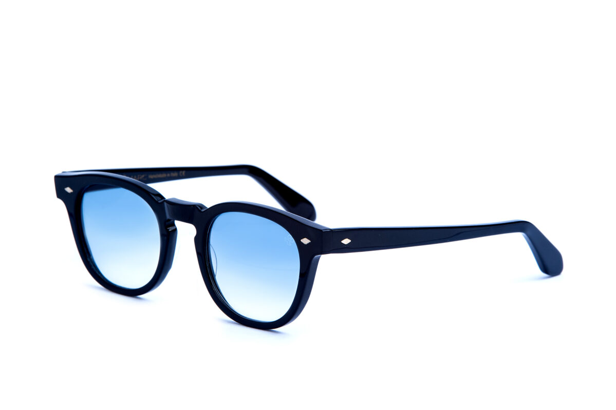 Jonny, gli occhiali da sole squadrati in acetato firmati David Marc incarnano l'essenza dell'eleganza moderna e del design sofisticato