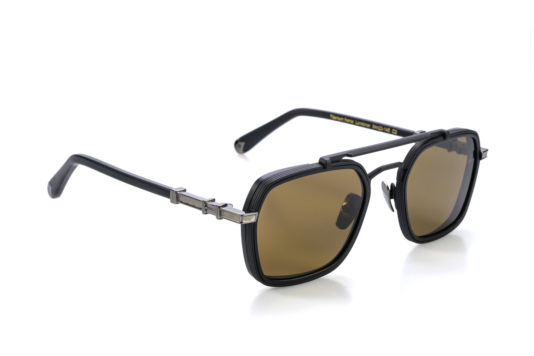 Londoner, gli occhiali da sole in titanio, dalla forma squadrata con dettagli in acetato, sono l'espressione di uno stile moderno e sofisticato.