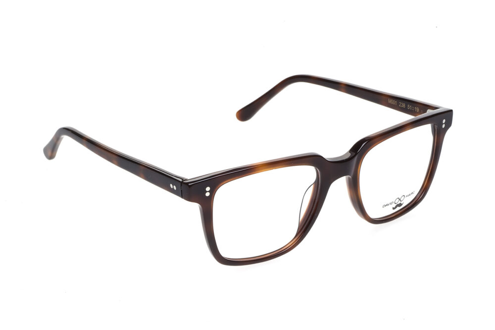 M001 di David Marc è un occhiale da vista rettangolare che unisce lo stile senza tempo alla maestria artigianale italiana. Realizzato con cura e passione.