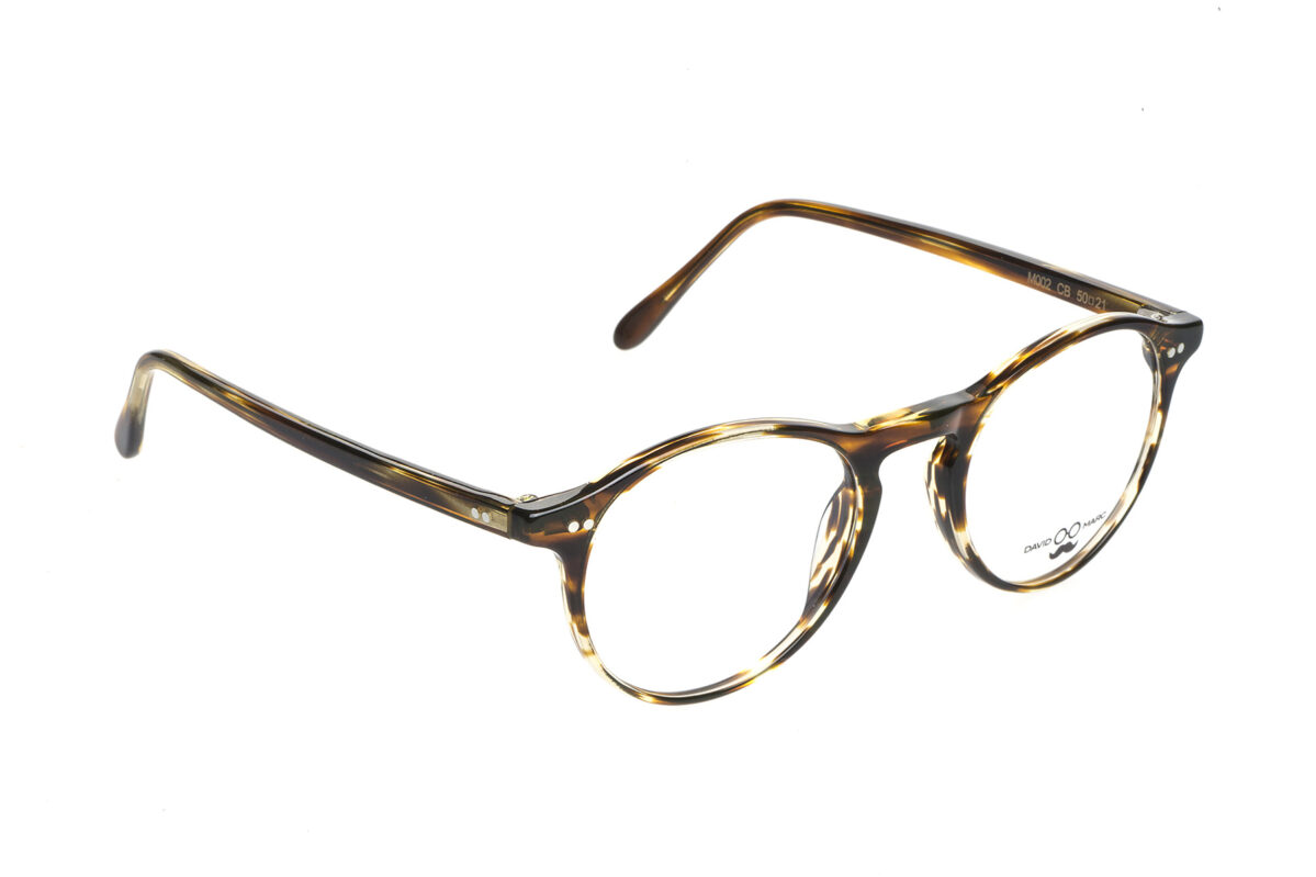 M002 di David Marc è un modello di occhiali da vista tondi in acetato. Una forma dall'intramontabile allure realizzata a mano in Italia da esperti artigiani