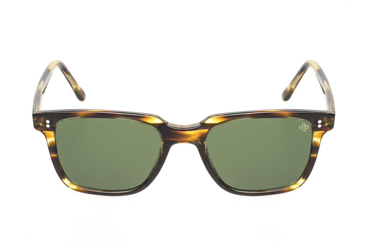 M001 SUN di David Marc è un occhiale da sole dalla forma rettangolare che dona agli occhiali un aspetto moderno e sofisticato