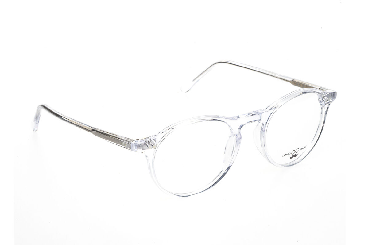 M002 di David Marc è un modello di occhiali da vista tondi in acetato. Una forma dall'intramontabile allure realizzata a mano in Italia da esperti artigiani