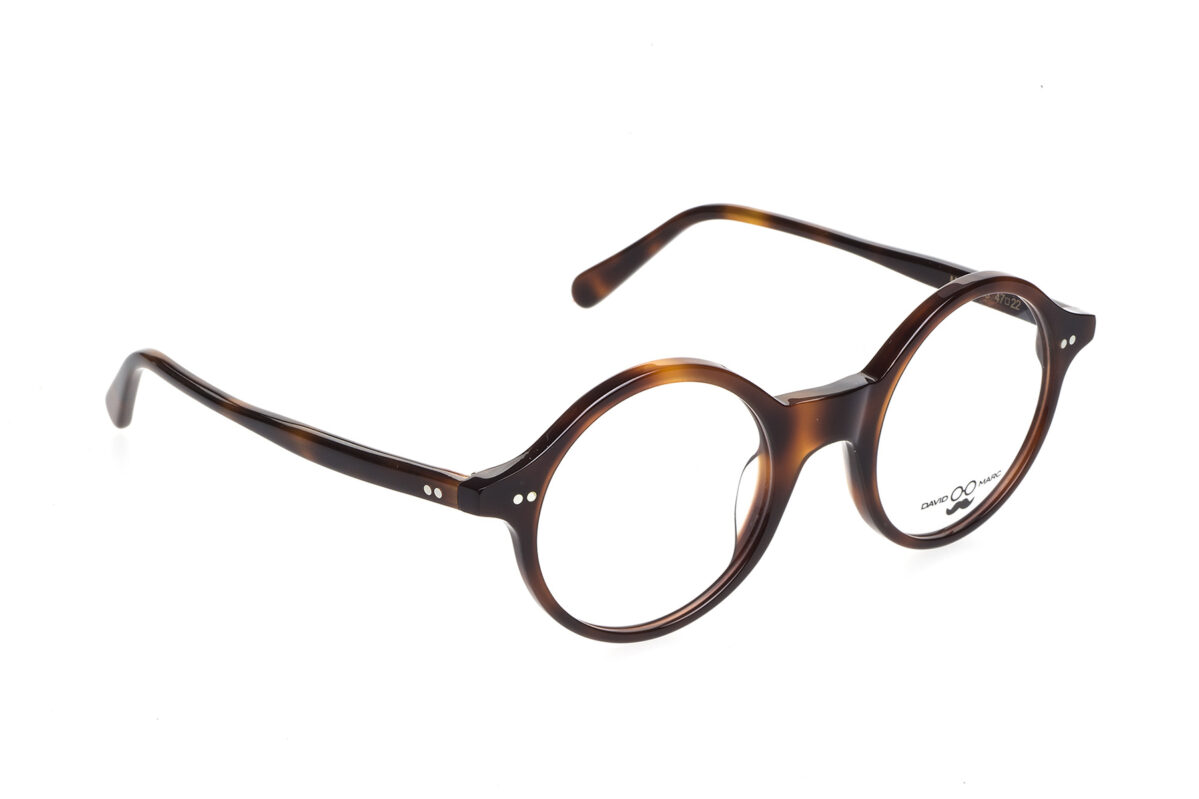M003 di David Marc è un occhiale dalla forma rotonda che offre un look sofisticato e atemporale. Grazie alle curve dolci e l'elegante montatura in acetato