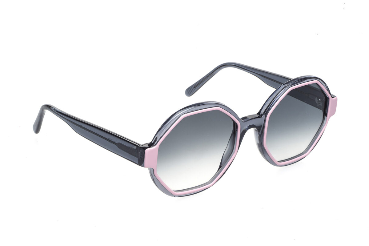 M004 è un occhiale da sole con montatura geometrica che mixa il tondo con l'esagono. Realizzato in acetato di alta qualità in vari colori a contrasto