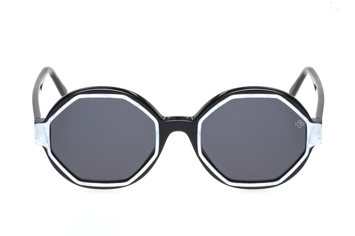 M004 è un occhiale da sole con montatura geometrica che mixa il tondo con l'esagono. Realizzato in acetato di alta qualità in vari colori a contrasto