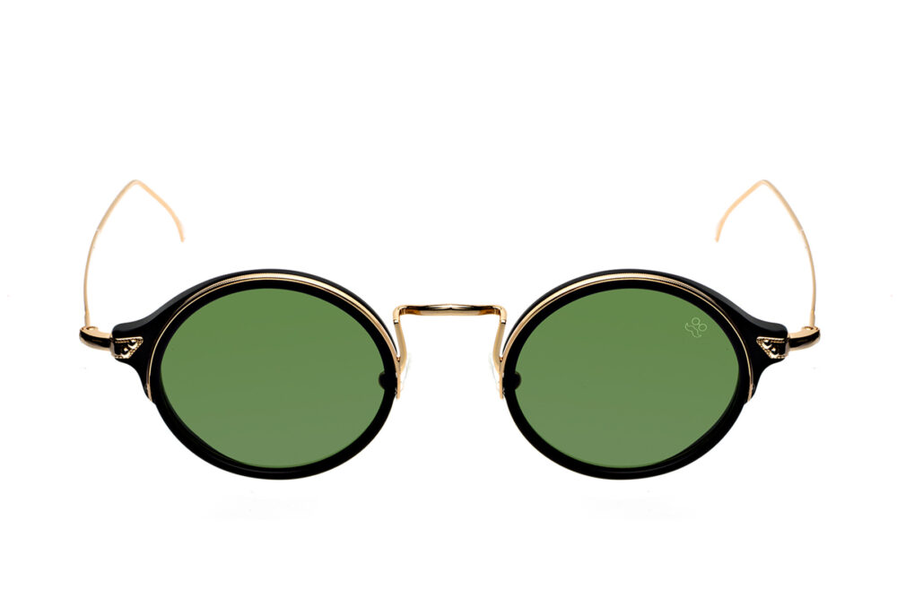 M013 SUN di David Marc è un occhiale da sole dalla raffinatezza vintage con montatura ovale in acetato con aste e ponte metallici decorati.