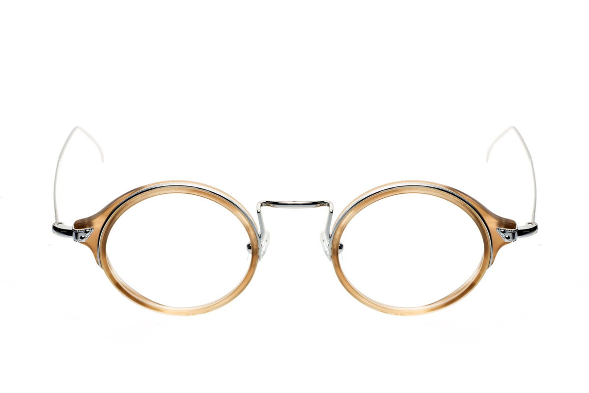 M013 con questo occhiale da vista con montatura ovale sarà più facile esprimere la propria personalità. Creato con passione e maestria artigianale in Italia