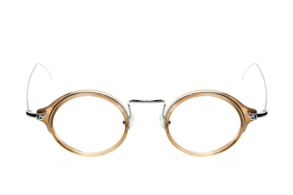 M013 con questo occhiale da vista con montatura ovale sarà più facile esprimere la propria personalità. Creato con passione e maestria artigianale in Italia
