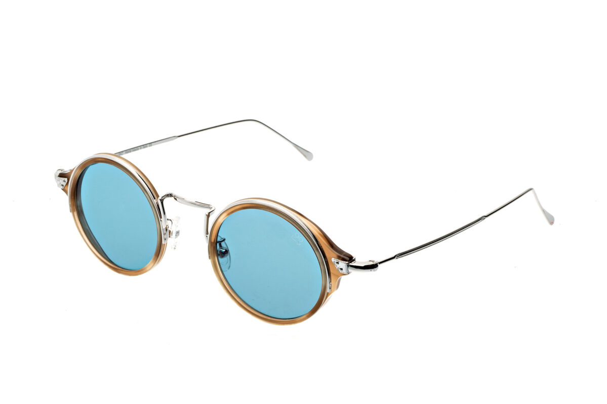 M013 SUN di David Marc è un occhiale da sole dalla raffinatezza vintage con montatura ovale in acetato con aste e ponte metallici decorati.