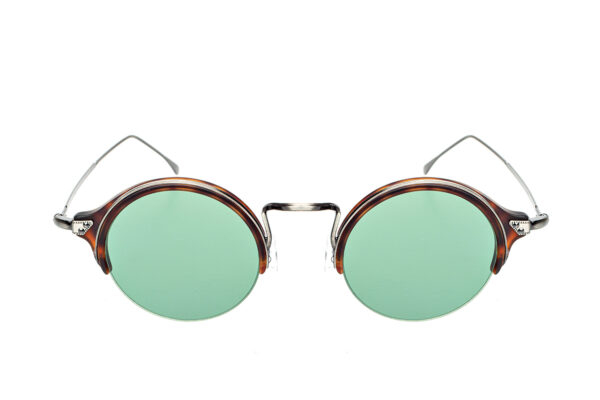 M016 di David Marc è un occhiale ispirato ad uno stile vintage dotato di una montatura ovale in acetato, realizzato artigianalmente in Italia.