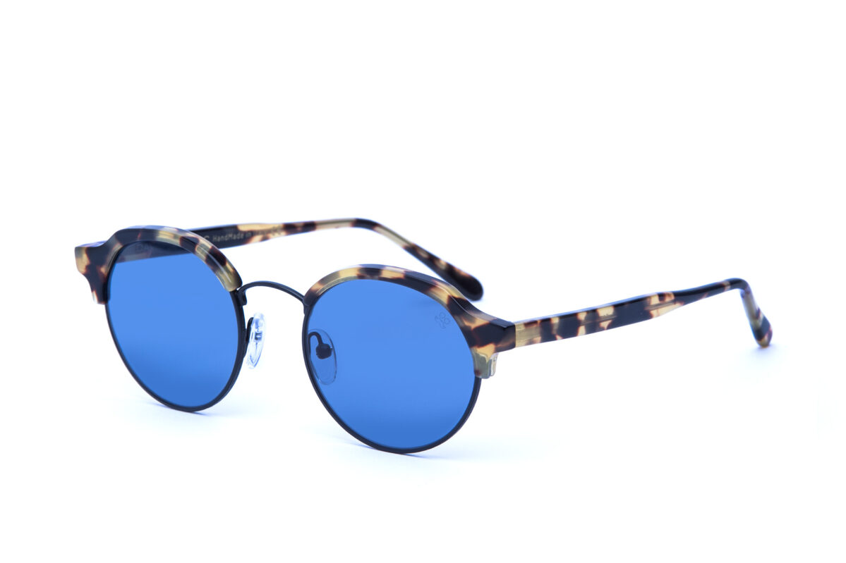 Maurice è un modello di occhiali da sole dalla forma tonda firmato David Marc, la sua montatura Nylor dona un effetto leggero e confortevole