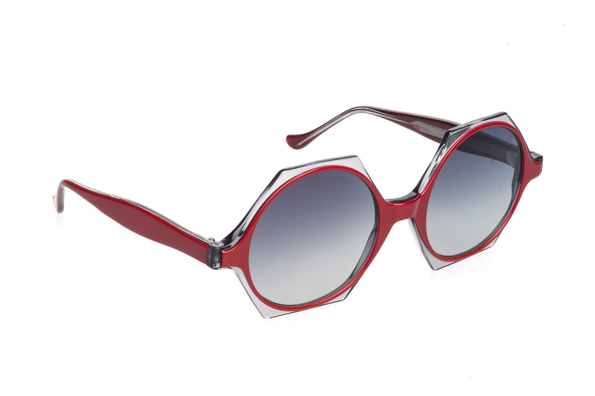 R02, questi occhiali da sole da donna presentano una montatura in acetato bicolore con lenti tonde. Un'autentica dichiarazione di moda artigianale Made in Italy.