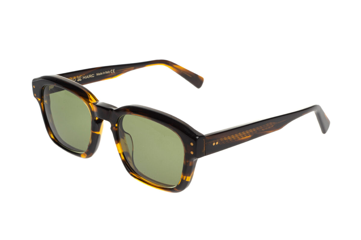R2201, occhiali da sole in acetato dalla forma rettangolare ispirati agli anni '80 e disponibili in vari colori, sono l'emblema di uno stile sofisticato.