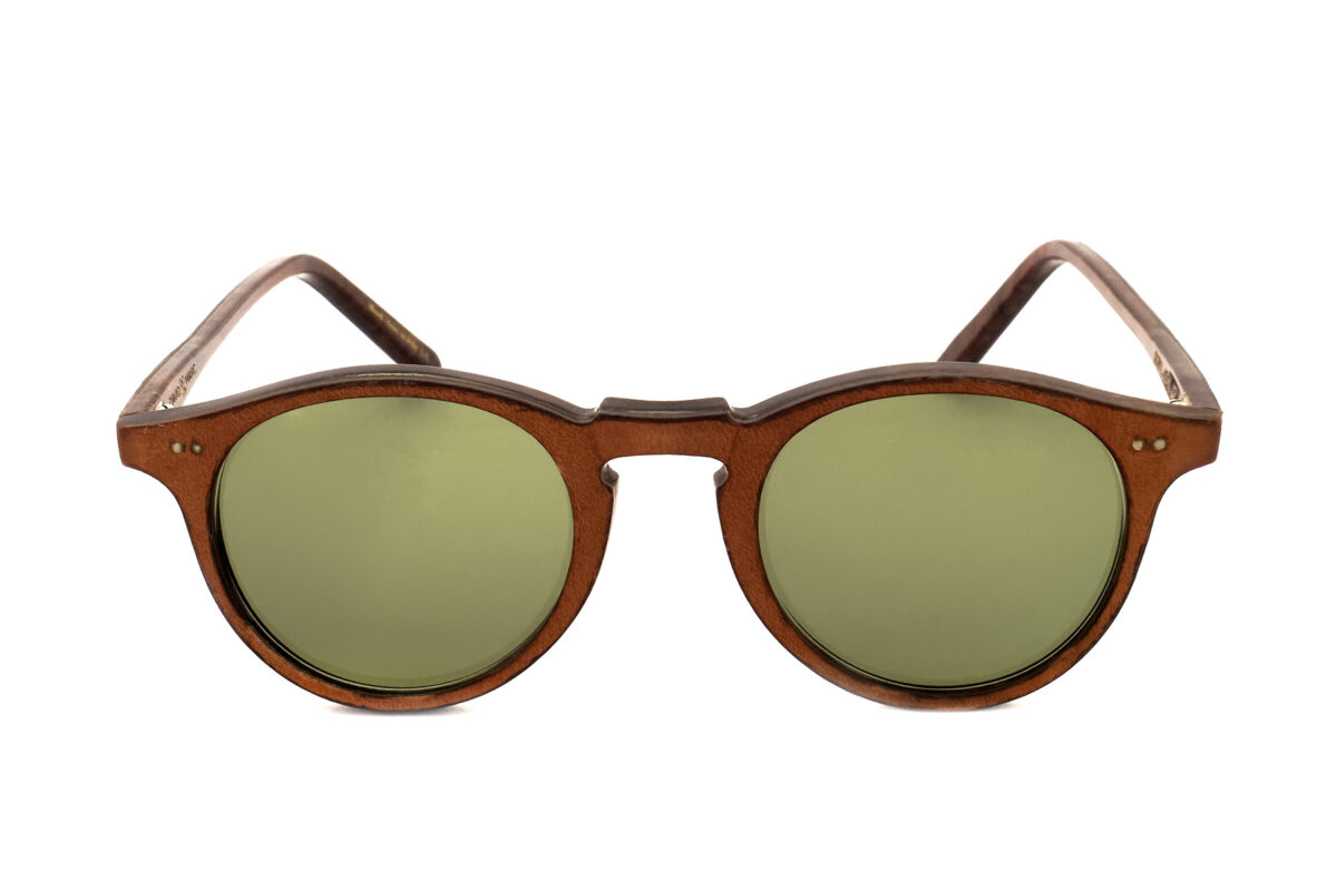SKIN è un occhiale da sole tondo di ispirazione vintage con montatura in cuoio e lavorazione artigianale Made in Italy, un simbolo di stile e raffinatezza