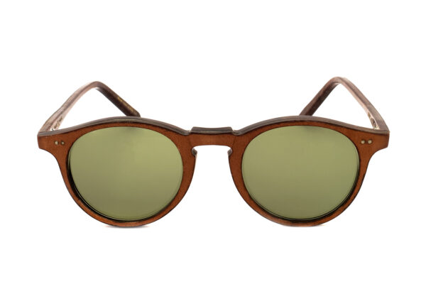 SKIN è un occhiale da sole tondo di ispirazione vintage con montatura in cuoio e lavorazione artigianale Made in Italy, un simbolo di stile e raffinatezza