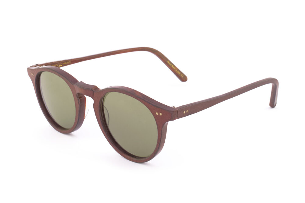 SKIN è un occhiale da sole tondo di ispirazione vintage con montatura in cuoio e lavorazione artigianale Made in Italy, un simbolo di stile e raffinatezza