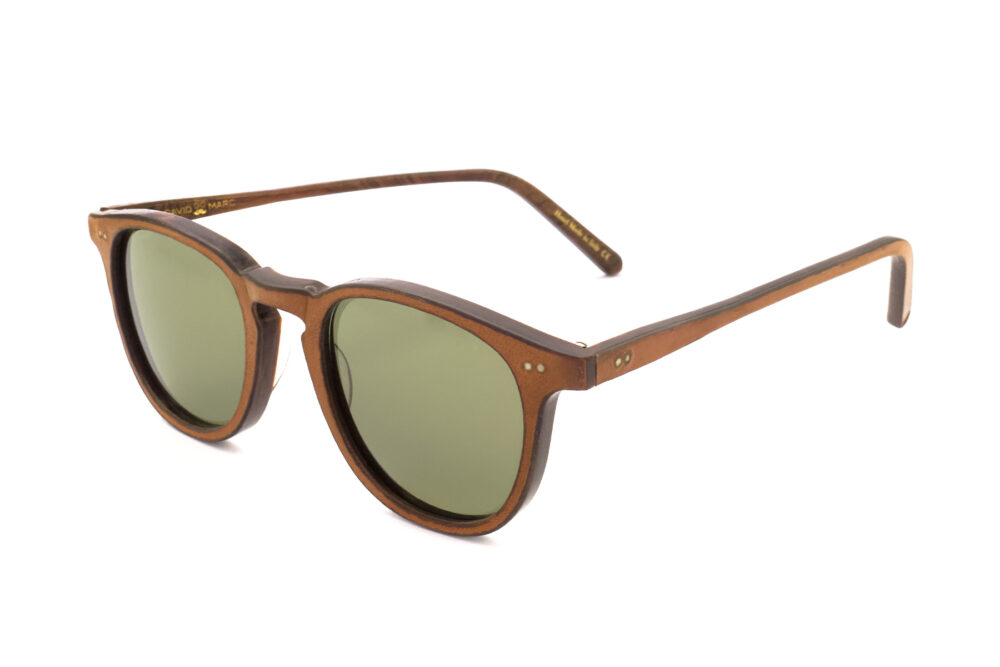 SKIN è un occhiale da sole tondo di ispirazione vintage con montatura in cuoio e lavorazione artigianale Made in Italy, un simbolo di stile e raffinatezza