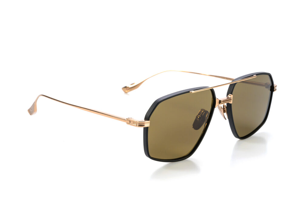 Big Daddy, gli occhiali da sole in titanio nero satinato, dalla forma squadrata con abbellitori in oro rosé e oro, incarnano lo stile degli anni '80.