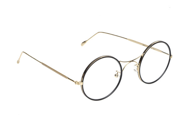 G002 di David Marc è il modello di occhiali con montatura in metallo rotonda. Design e produzione 100% Made in Italy