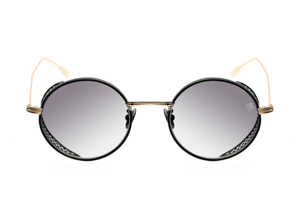 G012 è l'evoluzione in chiave moderna dei nostri occhiali da sole tondi. Rappresenta la versione unica e audace degli occhiali da sole classici.