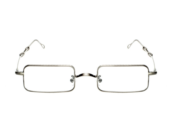 G015 di David Marc è il modello di occhiali da vista rettangolare, un classico che offre un look sobrio e versatile dal design pulito e lineare
