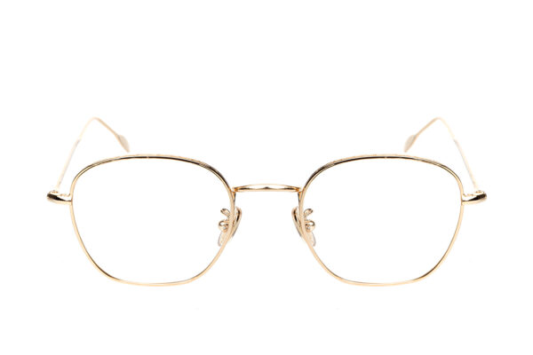 G018 di David Marc è un modello di occhiale da vista dalla forma squadrata, una valida e affascinate alternativa alle montature classiche.