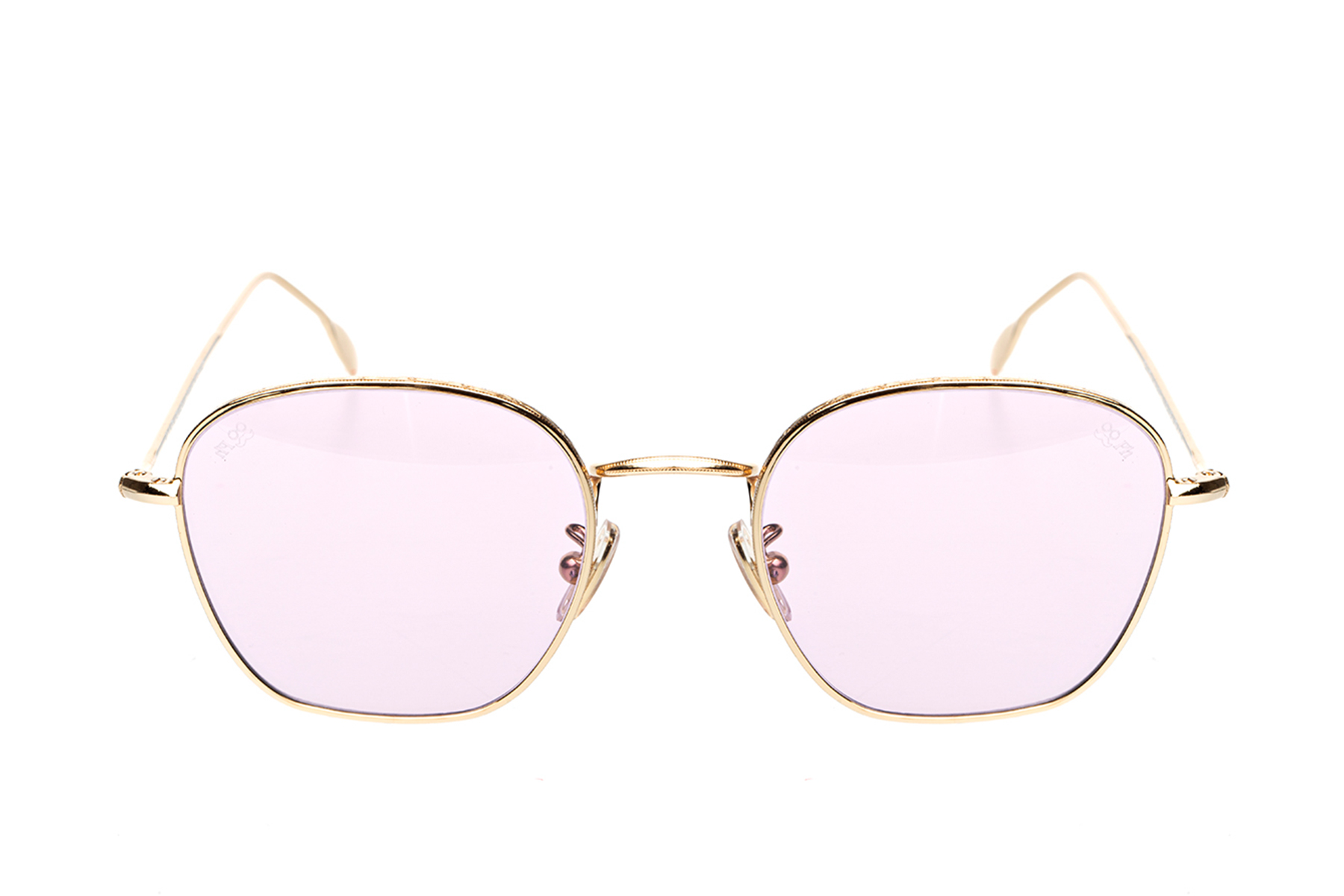 G018 con lenti photochromatic è un modello dalla forma squadrata che mixa un'estetica decisa con la funzionalità avanzata delle lenti fotocromatiche