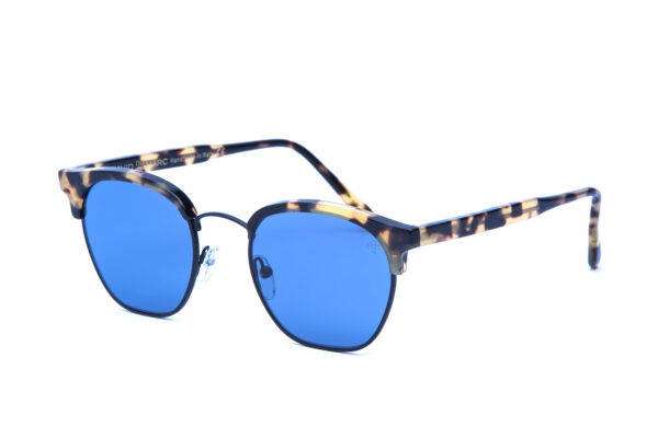 Henry è un modello di occhiali da sole squadrato in acetato colorato rappresentano un accessorio fashion per chi cerca un tocco di audacia e stile unico